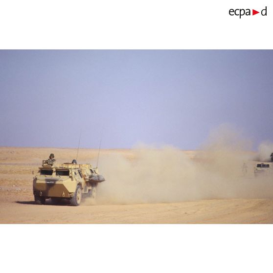 Convoi du 11e RAMa (régiment d'artillerie de marine), en route pour Olive. Un VAB-PC (poste de commandement) roule dans un nuage de poussière.
