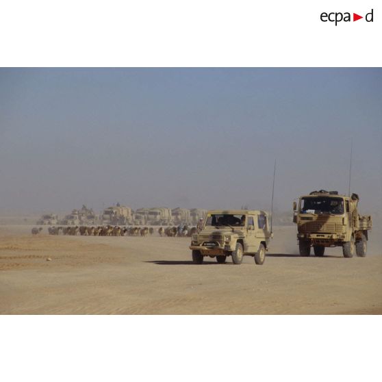 Convoi de véhicules du 11e RAMa (régiment d'artillerie de marine) sur la Tapline Road (trans-arabian pipeline).