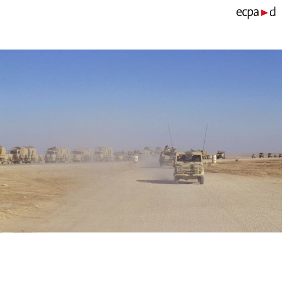 Convoi de véhicules du 11e RAMa (régiment d'artillerie de marine) sur la Tapline Road (trans-arabian pipeline).