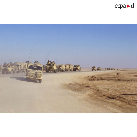 Convoi de véhicules du 11e RAMa (régiment d'artillerie de marine) sur la Tapline Road (trans-arabian pipeline).