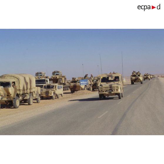 Convoi de véhicules du 11e RAMa (régiment d'artillerie de marine) sur la Tapline Road (trans-arabian pipeline).