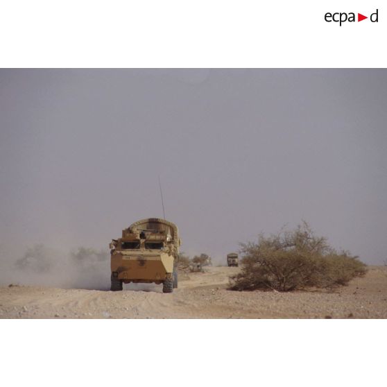 Convoi de véhicules du 11e RAMa (régiment d'artillerie de marine) sur la Tapline Road (trans-arabian pipeline).