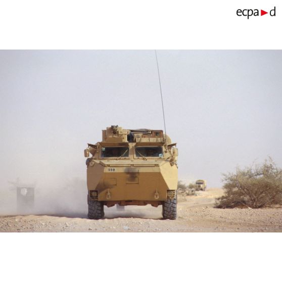 Convoi de véhicules du 11e RAMa (régiment d'artillerie de marine) sur la Tapline Road (trans-arabian pipeline). Un VAB.