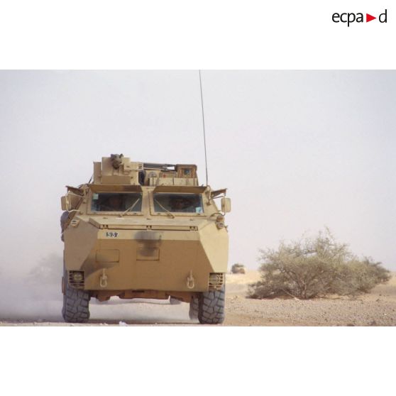 Convoi de véhicules du 11e RAMa (régiment d'artillerie de marine) sur la Tapline Road (trans-arabian pipeline). Un VAB.