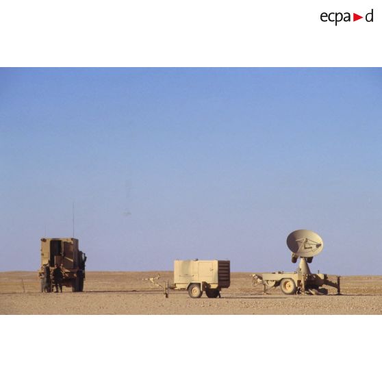 Station Sirocco (station intégrée de radar d'observation continue des courants aérologiques) du 11e RAMa (régiment d'artillerie de marine) : un camion transporte les équipements de traitement de l'information et tracte la remorque radar.