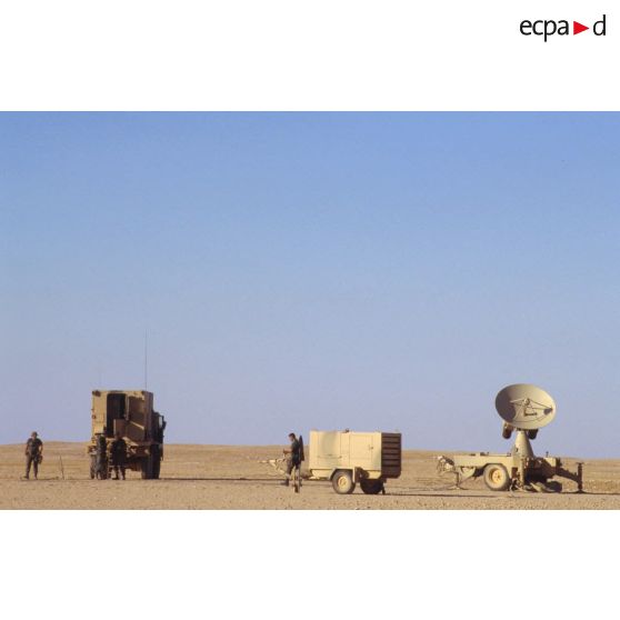 Station Sirocco (station intégrée de radar d'observation continue des courants aérologiques) du 11e RAMa (régiment d'artillerie de marine) : un camion transporte les équipements de traitement de l'information et tracte la remorque radar.