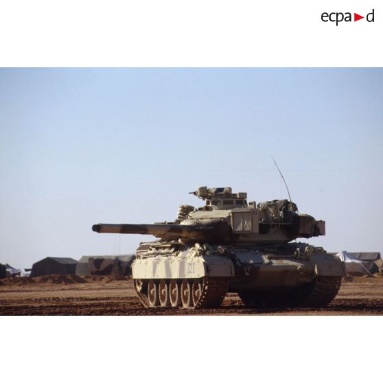 Progression dans le désert en zone Miramar d'un char lourd de combat AMX-30 B2 du 4e RD (régiment de dragons), canon de 105 mm modèle F1 au premier plan.
