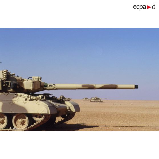 Progression dans le désert en zone Miramar de chare lourde de combat AMX-30 B2 du 4e RD (régiment de dragons), un canon de 105 mm modèle F1 au premier plan.