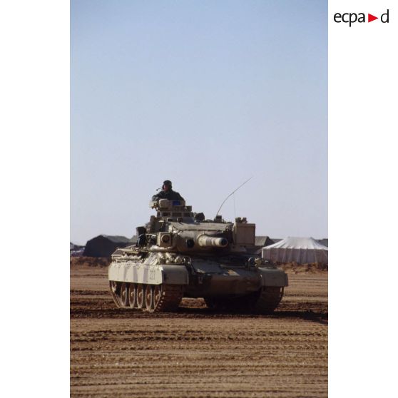 Progression dans le désert en zone Miramar d'un char lourd de combat AMX-30 B2 du 4e RD (régiment de dragons).