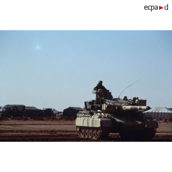 Progression dans le désert en zone Miramar d'un char lourd de combat AMX-30 B2 du 4e RD (régiment de dragons).