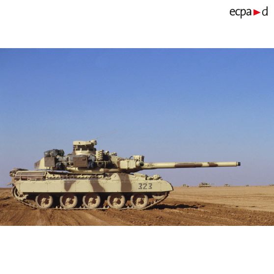 Progression dans le désert en zone Miramar de chars lourds de combat AMX-30 B2 du 4e RD (régiment de dragons), canon de 105 mm modèle F1 au premier plan.