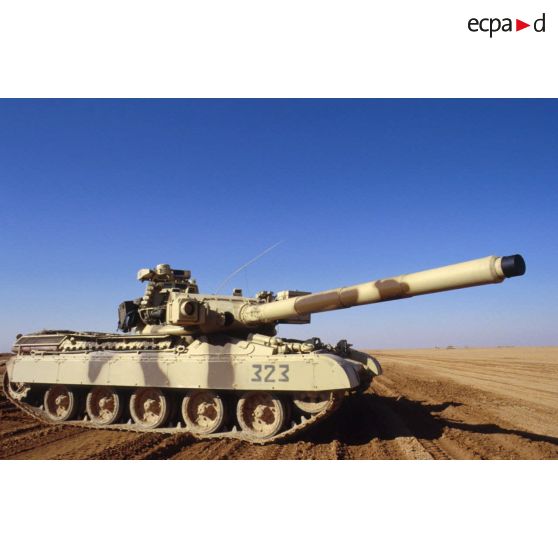 Progression dans le désert en zone Miramar de chars lourds de combat AMX-30 B2 du 4e RD (régiment de dragons), canon de 105 mm modèle F1 au premier plan.
