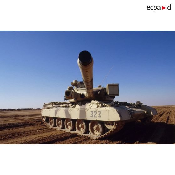 Progression dans le désert en zone Miramar d'un char lourd de combat AMX-30 B2 du 4e RD (régiment de dragons), canon de 105 mm modèle F1 au premier plan.