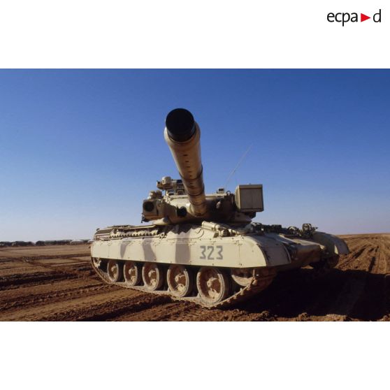 Progression dans le désert en zone Miramar d'un char lourd de combat AMX-30 B2 du 4e RD (régiment de dragons), canon de 105 mm modèle F1 au premier plan.