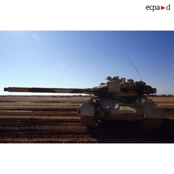 Progression dans le désert en zone Miramar d'un char lourd de combat AMX-30 B2 du 4e RD (régiment de dragons), canon de 105 mm modèle F1 au premier plan.