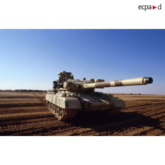Progression dans le désert en zone Miramar d'un char lourd de combat AMX-30 B2 du 4e RD (régiment de dragons), canon de 105 mm modèle F1 au premier plan.