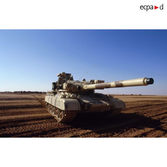 Progression dans le désert en zone Miramar d'un char lourd de combat AMX-30 B2 du 4e RD (régiment de dragons), canon de 105 mm modèle F1 au premier plan.