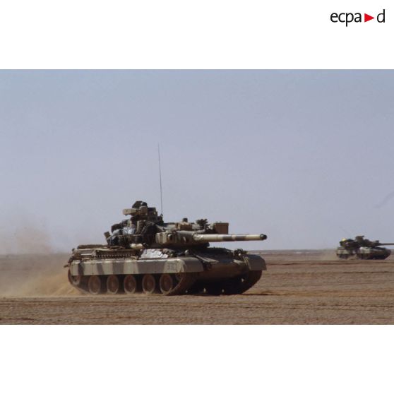 Progression dans le désert en zone Miramar de chars lourds de combat AMX-30 B2 du 4e RD (régiment de dragons).