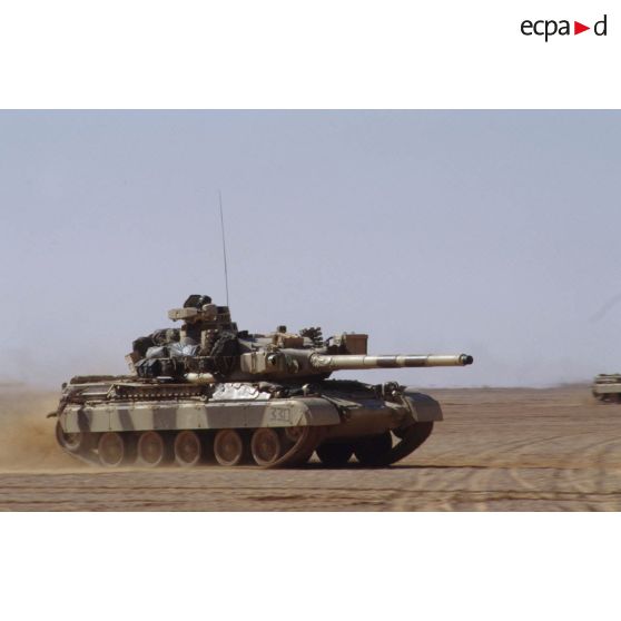 Progression dans le désert en zone Miramar d'un char lourd de combat AMX-30 B2 du 4e RD (régiment de dragons).