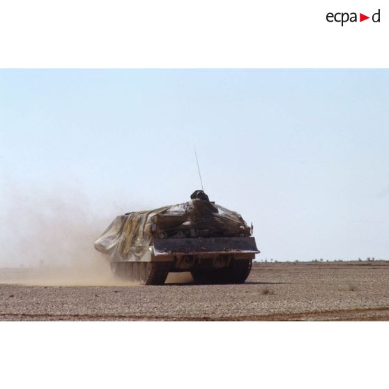 Progression d'un char dépanneur-niveleur du génie AMX-30 camouflé.