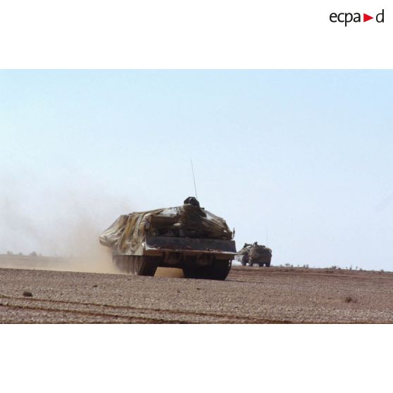 Progression d'un char dépanneur-niveleur du génie AMX-30 camouflé.