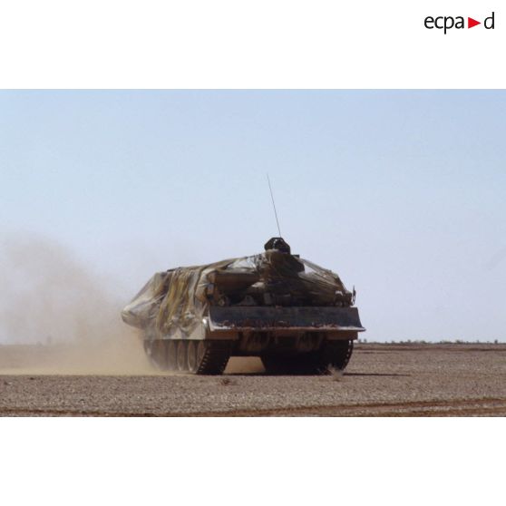 Progression d'un char dépanneur-niveleur du génie AMX-30 camouflé.