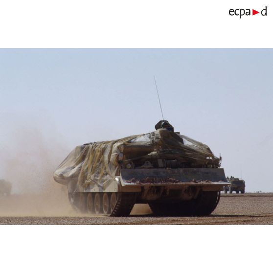 Progression d'un char dépanneur-niveleur du génie AMX-30 camouflé.