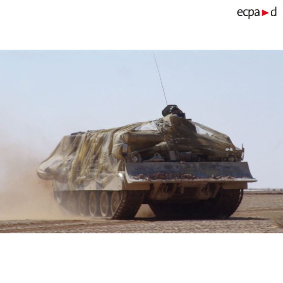 Progression d'un char dépanneur-niveleur du génie AMX-30 camouflé.