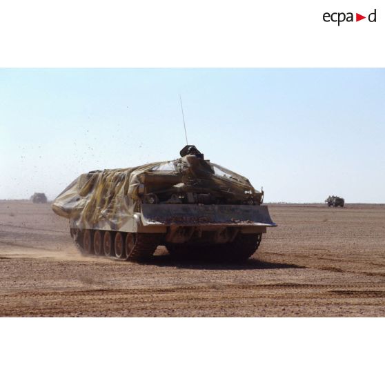 Progression d'un char dépanneur-niveleur du génie AMX-30 camouflé.