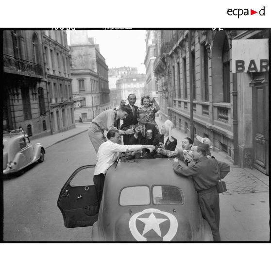 Fraternisation entre civils et militaires à l'annonce de la victoire des Alliés sur l'Allemagne.