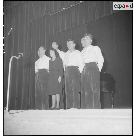 Edith Piaf sur la scène de la Mutualité lors du gala de variétés du 17e salon de l'aéronautique.