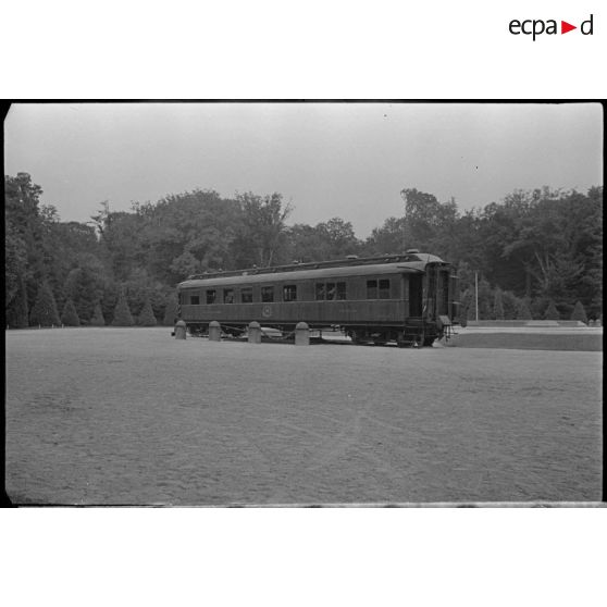 A Rethondes, les autorités allemandes et françaises signent l'armistice dans le wagon du 11 novembre 1918.