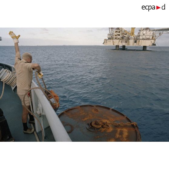 Prise de coffre à l’avant du Chamois devant la plate-forme Tila. [Description en cours]