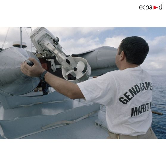 Embarquement du pneumatique de la gendarmerie maritime à bord de la vedette P778. [Description en cours]