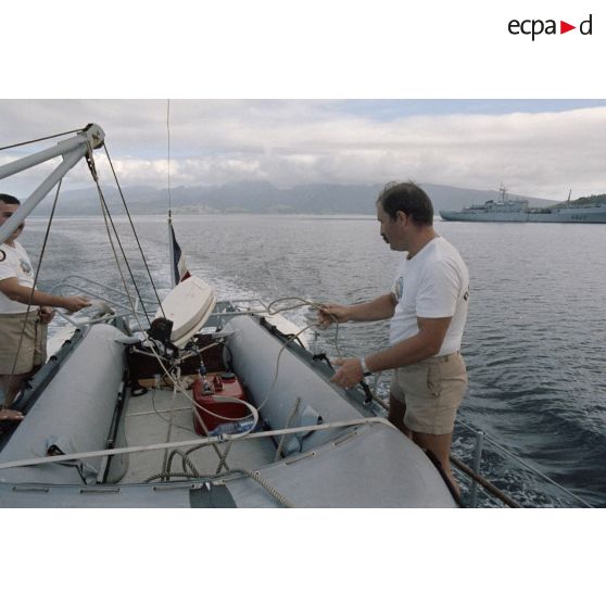 Embarquement du pneumatique de la gendarmerie maritime à bord de la vedette P778. [Description en cours]