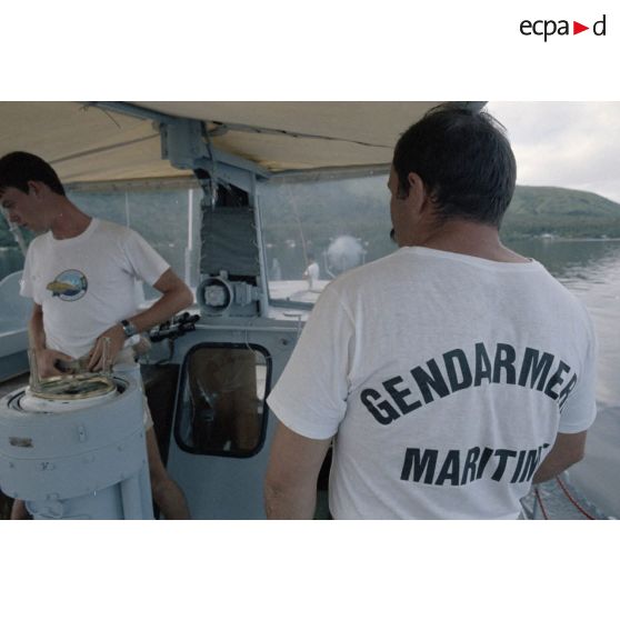 Un second-maître et un gendarme sur la vedette p 778 de la gendarmerie maritime. [Description en cours]