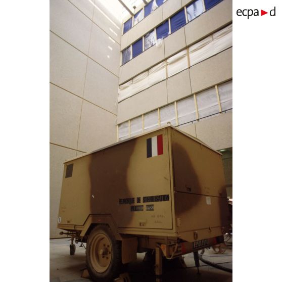 Une remorque de stérilisation modèle 1988 du SSA (Service de santé des armées) français est garée dans la cour de l'hôpital de CRK (camp du roi Khaled).