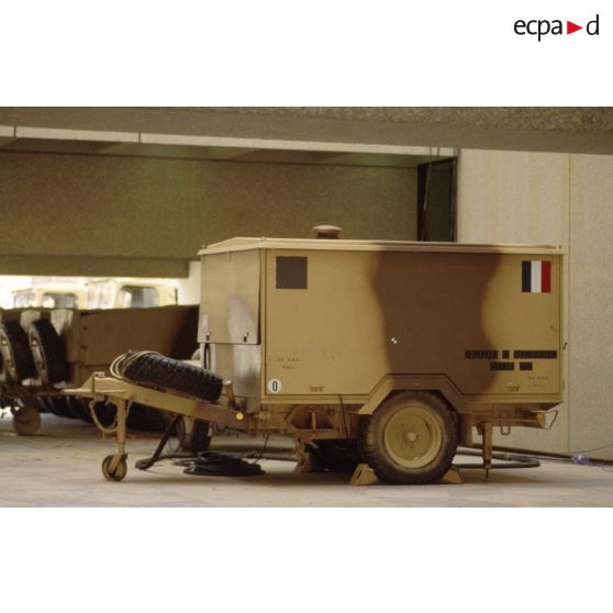 Une remorque de stérilisation modèle 1988 du SSA (Service de santé des armées) français est garée dans la cour de l'hôpital de CRK (camp du roi Khaled).