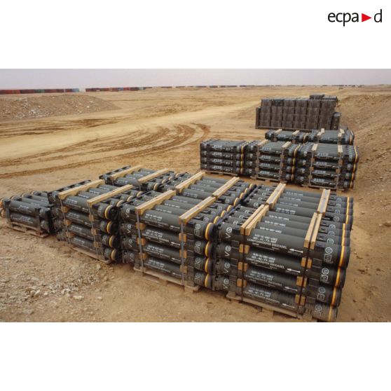 Palettes de missiles antichars Hot au dépôt de munitions de CRK (camp du roi Khaled) déchargées grâce au sytème à plateau déposable de VTL (véhicule de transport logistique).