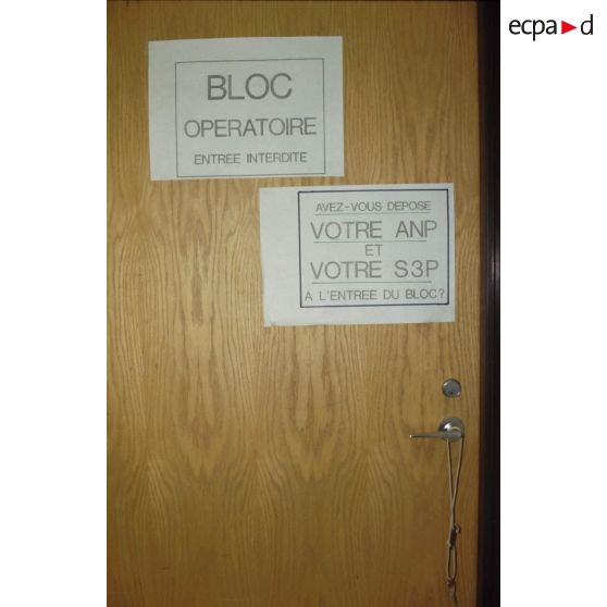 Affiches à l'entrée du bloc opératoire à l'HMC-RA (hôpital mobile de campagne réduit d'active) de CRK (camp du roi Khaled).