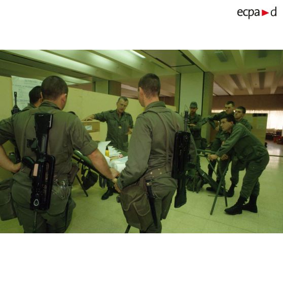 Instruction de jeunes auxiliaires à l'HMC-RA (hôpital mobile de campagne réduit d'active) de CRK (camp du roi Khaled) aux soins d'urgence par un lieutenant-colonel.
