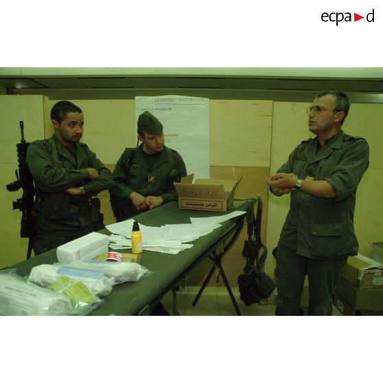 Instruction de jeunes auxiliaires à l'HMC-RA (hôpital mobile de campagne réduit d'active) de CRK (camp du roi Khaled) aux soins d'urgence par un lieutenant-colonel.