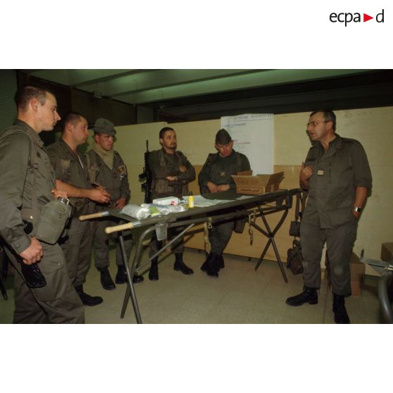 Instruction de jeunes auxiliaires à l'HMC-RA (hôpital mobile de campagne réduit d'active) de CRK (camp du roi Khaled) aux soins d'urgence par un lieutenant-colonel.
