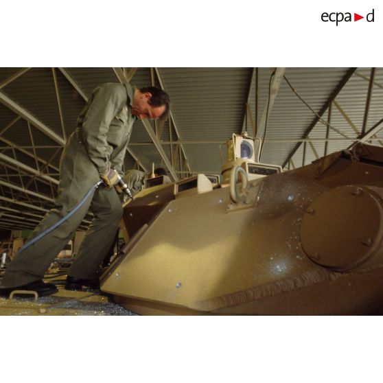 Des soldats du détachement matériel du GSL (groupement de soutien logistique) réalisent le surblindage d'un blindé de reconnaissance AMX-10 RC dans les environs de CRK (camp du roi Khaled).