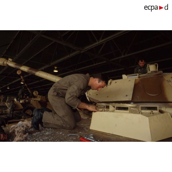 Des soldats du détachement matériel du GSL (groupement de soutien logistique) réalisent le surblindage d'un blindé de reconnaissance AMX-10 RC dans les environs de CRK (camp du roi Khaled).