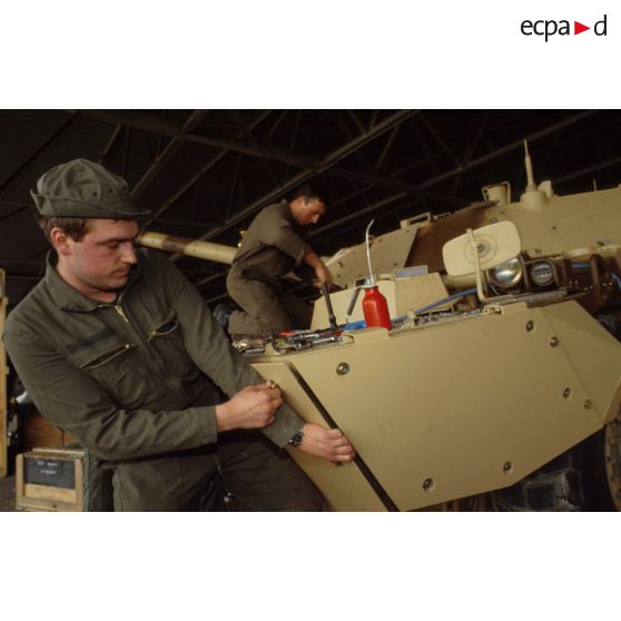 Des soldats du détachement matériel du GSL (groupement de soutien logistique) réalisent le surblindage d'un blindé de reconnaissance AMX-10 RC dans les environs de CRK (camp du roi Khaled).