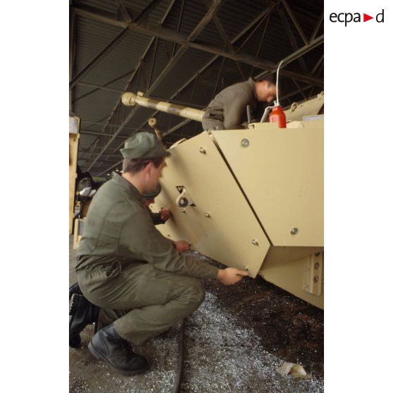 Des soldats du détachement matériel du GSL (groupement de soutien logistique) réalisent le surblindage d'un blindé de reconnaissance AMX-10 RC dans les environs de CRK (camp du roi Khaled).