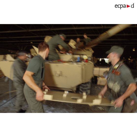 Des soldats du détachement matériel du GSL (groupement de soutien logistique) réalisent le surblindage d'un blindé de reconnaissance AMX-10 RC dans les environs de CRK (camp du roi Khaled).