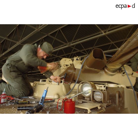 Des soldats du détachement matériel du GSL (groupement de soutien logistique) réalisent le surblindage d'un blindé de reconnaissance AMX-10 RC dans les environs de CRK (camp du roi Khaled).