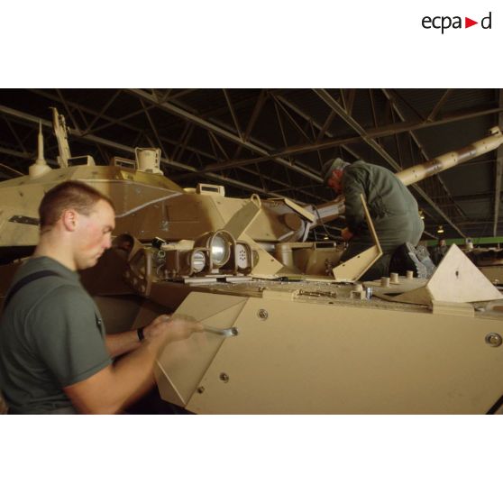 Des soldats du détachement matériel du GSL (groupement de soutien logistique) réalisent le surblindage d'un blindé de reconnaissance AMX-10 RC dans les environs de CRK (camp du roi Khaled).